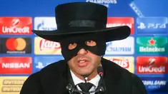 Pelatih Shakhtar Donetsk, Paulo Fonseca tampil dengan dandanan nyentrik dalam jumpa pers setelah Liga Champions melawan Manchester City di Metalist Stadium, Kamis (7/12). Fonseca hadir menghadapi wartawan dengan penampilan Zorro. (AP/Efrem Lukatsky)