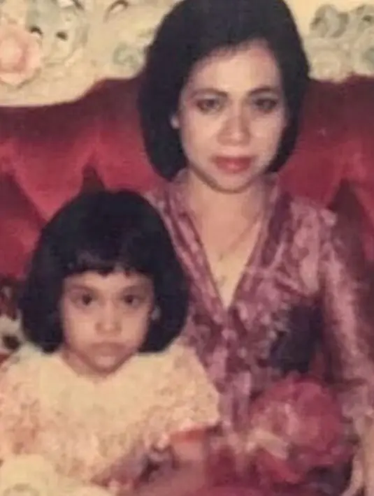 Ini salah satu potret nostalgia masa kecil Bunga Citra Lestari bersama sang ibunda. (Liputan6.com/IG/@bclicious_28)