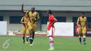 elandang Mitra Kukar, M Lamine Sissoko (kedua kiri) merayakan gol ke gawang Persija pada lanjutan Liga 1 Indonesia di Stadion Patriot Candrabhaga, Bekasi, Minggu (14/5). Laga kedua tim berakhir imbang 1-1. (Liputan6.com/Helmi Fithriansyah)