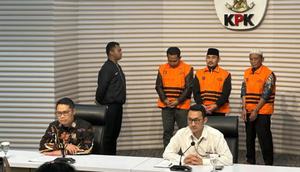 Bupati Bekasi Ade Kuswara Kunang (ADK) bersama ayahnya, yang menjabat Kepala Desa Sukadami, Kecamatan Cikarang Selatan, Kabupaten Bekasi, HM Kunang (HMK), sebagai tersangka korupsi suap ijon proyek. (Liputan6.com/ Dok Ist)