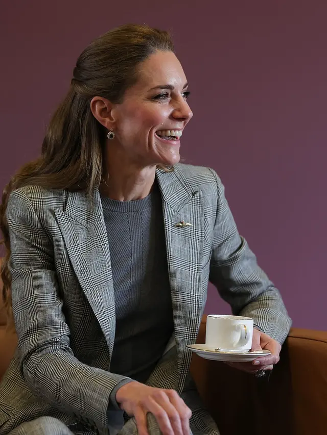 Kate Middleton Turun Mundur Anak Tangga Pesawat dengan Heels 10 CM, Tetap Anggun dengan Aura Maskulin