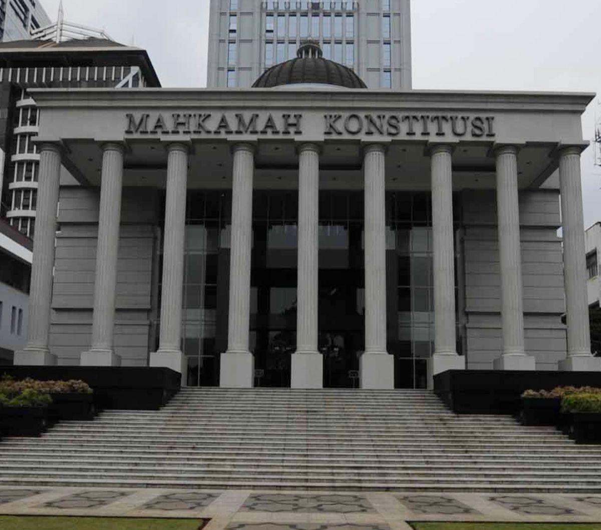Gugatan terhadap sistem Pemilu 2024 ke Mahkamah Konstitusi menuai pro dan kontra. 8 Fraksi di DPR menolak keras dengan sistem pemilu coblos partai. Mereka ingin tetap pemilu digelar dengan coblos caleg seperti pada sebelumnya. Terlebih saat Denny Indrayan