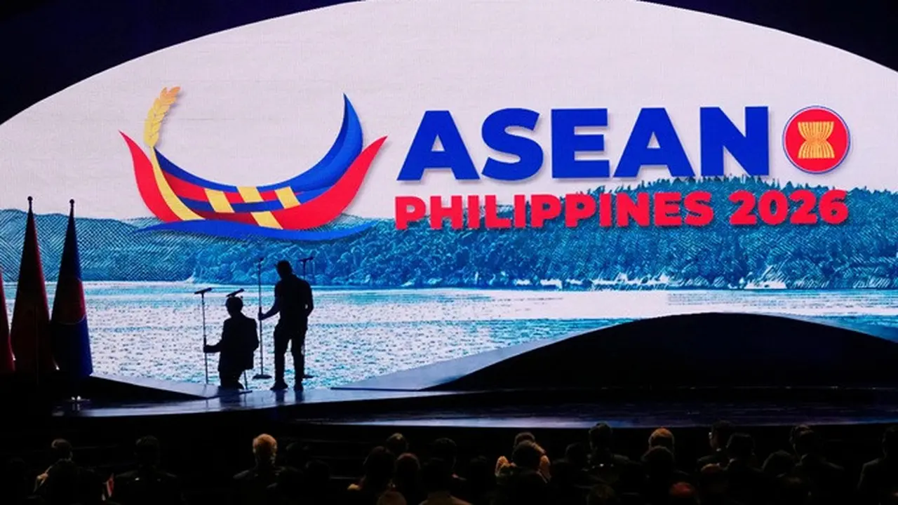 Pekerja melakukan persiapan di panggung utama menjelang pembukaan KTT ASEAN ke-48 dan rangkaian pertemuan terkait di Cebu, Filipina, 8 Mei 2026.