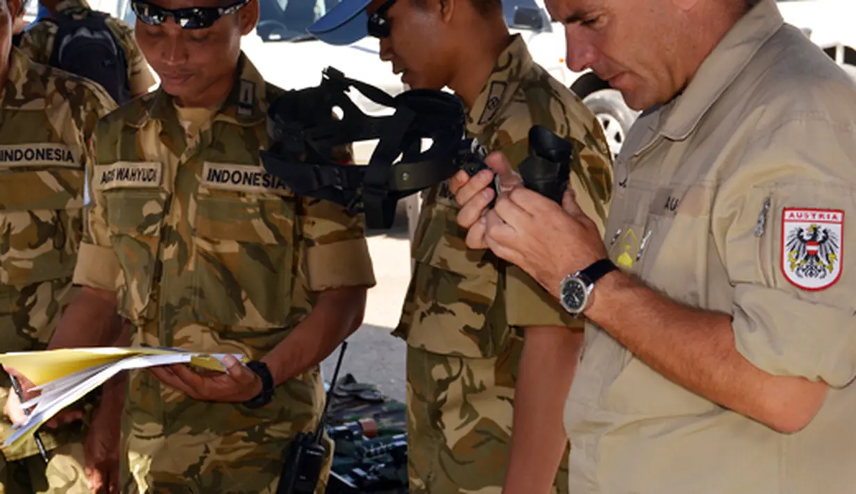 Citizen6, Lebanon: Kedatangan tim penilai dari UNIFIL diterima oleh Wadansatgas Indobatt Letkol Mar FJH Pardosi didampingi perwira Staf Logistik Mayor Mar Agus dan Kapten Kal Indra Aditya (Pengirim: Badarudin Bakri Badar).