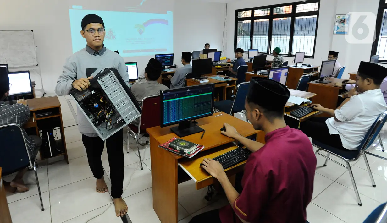 Aktivitas santri saat kegiatan belajar dalam kelas di Pesantren Teknologi Informasi dan Komunikasi (PeTIK) di Rangkapan Jaya, Pancoran Mas Depok, Jawa Barat, Senin (31/10/2022). Setiap tahunnya  50  santri dari seluruh Indonesia belajar secara gratis mengenai komputer, program dan jaringannya di  Pesantren Teknologi untuk dhuafa ini yang sumber pendanaannya berasal dari potongan gaji karyawan PLN dan dikelola Yayasan Baitul Maal (YBM) PLN. (merdeka.com/Arie Basuki)