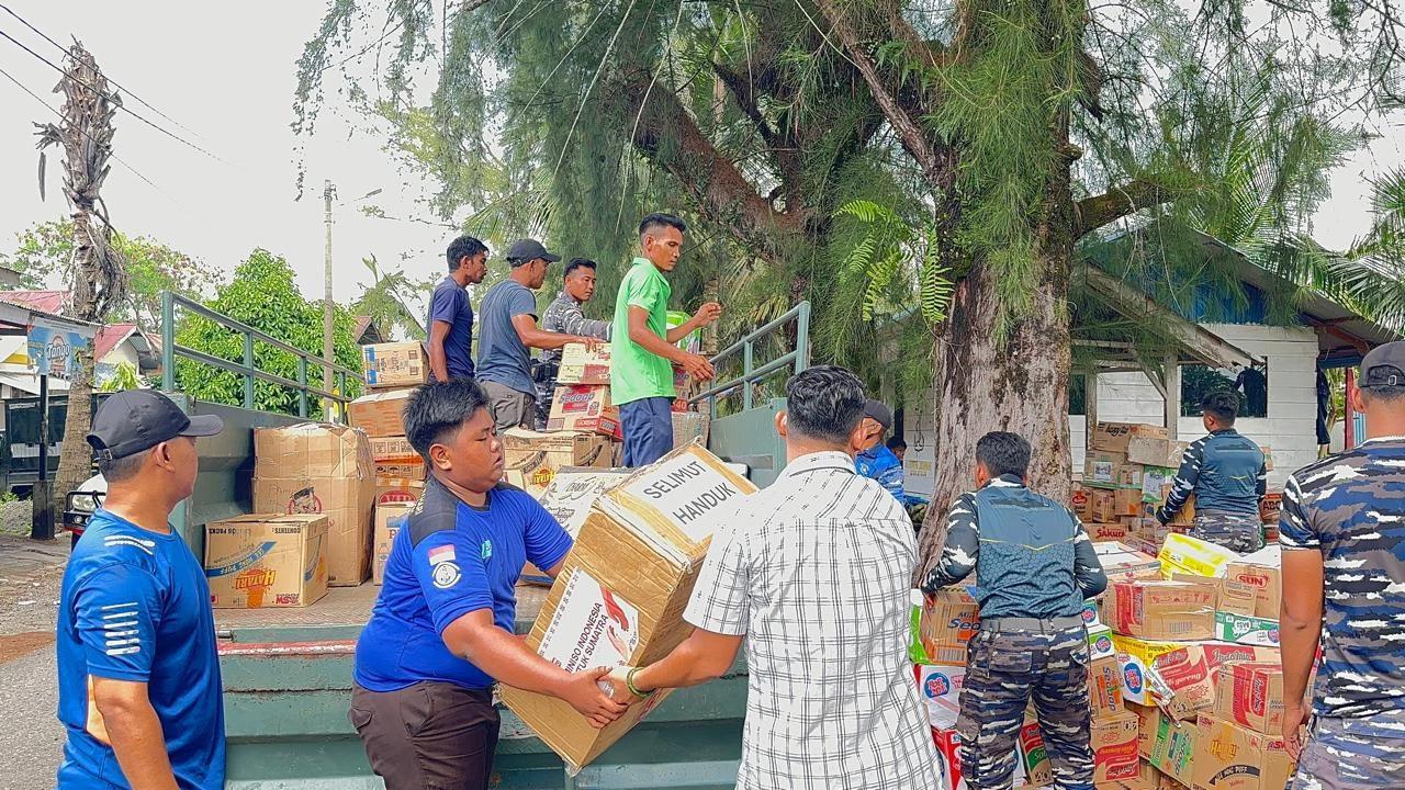 KRI Semarang-594 TNI AL Debarkasi Bantuan Kemanusiaan untuk Korban Bencana di Meulaboh