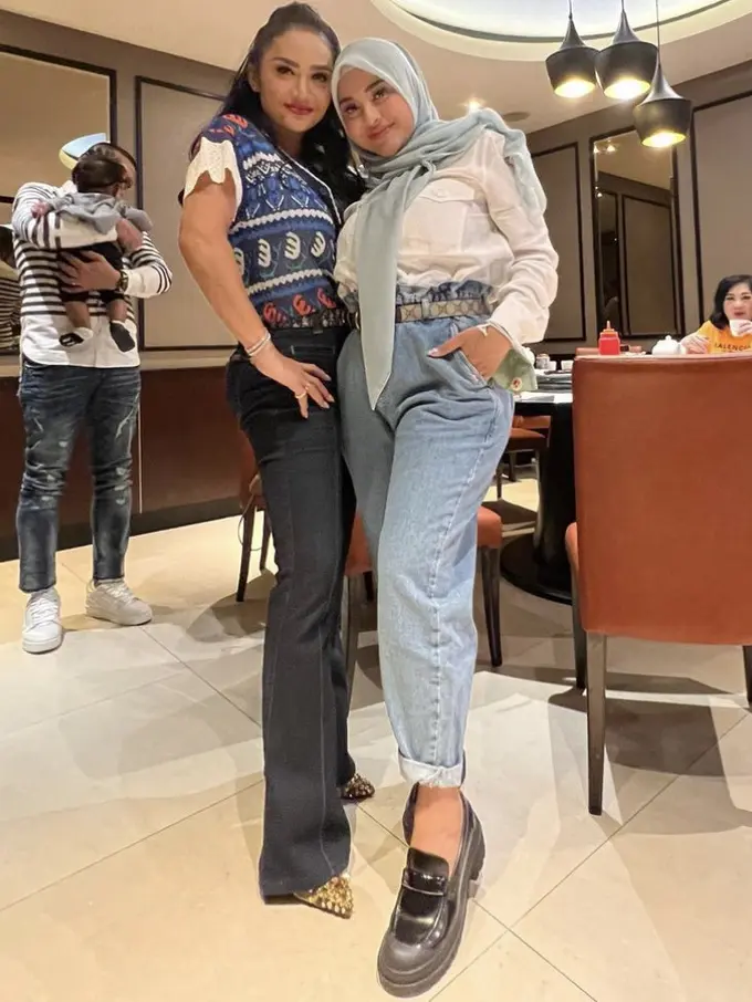 Krisdayanti Saat Makan Malam Bersama Ameena dan Aurel Hermansyah