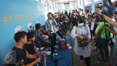Grup musik Nidji saat menghibur penumpang di Halte Transjakarta Sarinah, Thamrin, Jakarta Pusat, Senin (27/3). Acara tersebut diadakan dalam rangka memperingati ulang tahun ke-3 PT Transjakarta. (Liputan6.com/Immanuel Antonius)