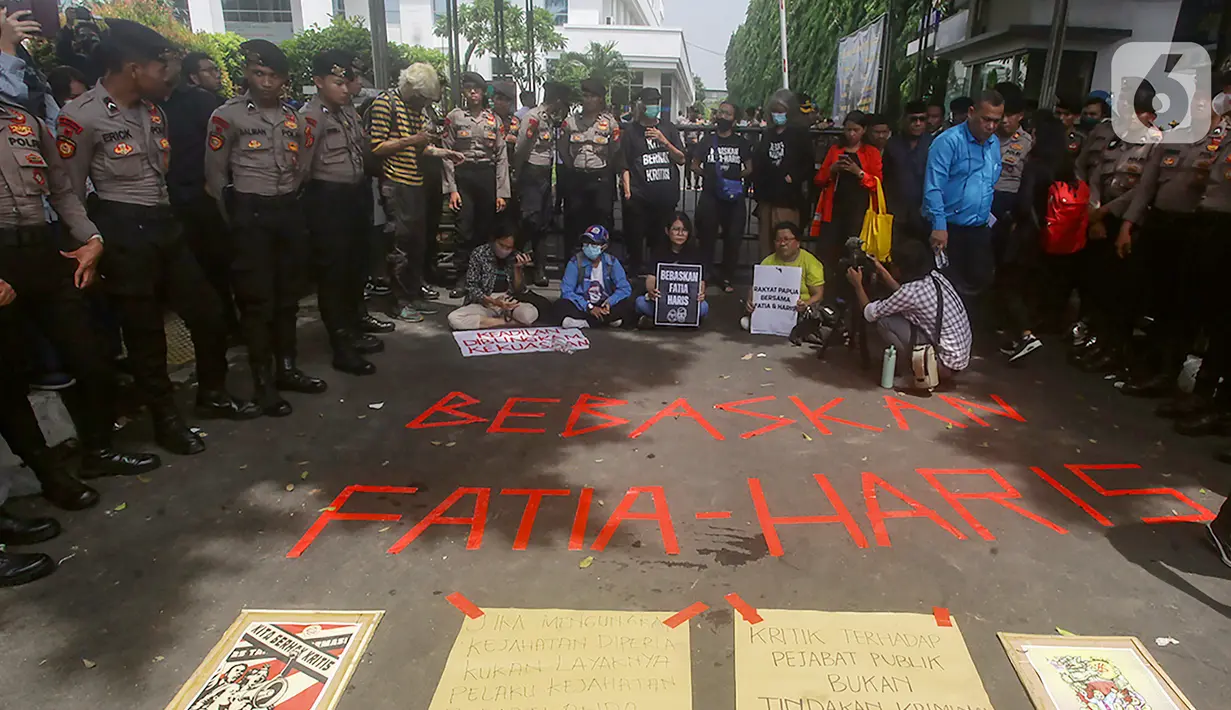 Majelis hakim juga membebaskan Haris Azhar dan Fatia Maulidiyanti dari segala dakwaan. (merdeka.com/Arie Basuki)