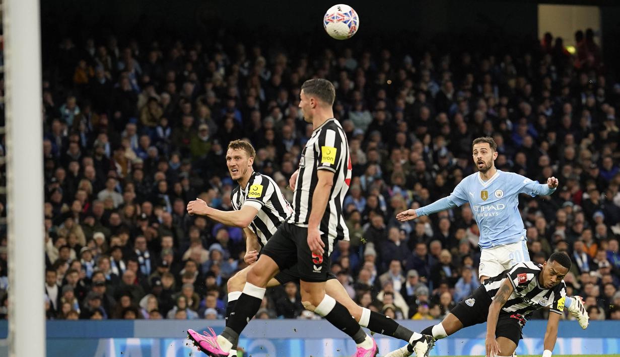 Pemain Manchester City, Bernardo Silva, mencetak gol ke gawang Newcastle United pada laga Piala FA di Stadion Etihad, Minggu (17/3/2024). Dua gol kemenangan City diborong oleh Bernardo Silva. (AP Photo/Dave Thompson)