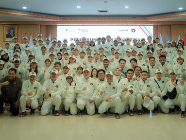 Menpora Erick Thoir, CdM Indonesia untuk SEA Games 2025 Bayu Priawan Djokosoetono, dan Ketua NOC Raja Sapta Oktohari berfoto bersama dengan kontingen Indonesia untuk SEA Games 2025 setelah acara pengukuhan di Auditorium Wisma Kemenpora, Senayan, Jakarta, Jumat (05/12/2025). (Bola.com/Bagaskara Lazuardi)