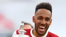 Penyerang Arsenal, Pierre-Emerick Aubameyang mengangkat trofi Piala FA setelah mengalahkan Chelsea pada pertandingan final Piala FA di stadion Wembley, London, Minggu (2/8/2020) dini hari. Arsenal juara Piala FA setelah menang dengan skor 2-1. (Catherine Ivill/Pool via AP)