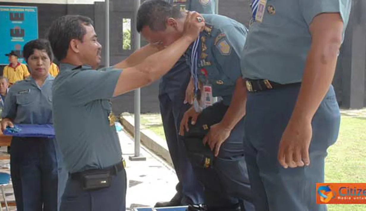 Citizen6, Cirebon: Dankobangdikal sedang mengalungkan mendali kepada juara 1 best of the bast lomba menembak eksekutif dalam rangka Hardikal ke-65 di Lap. Tembak Kodikmar Kobangdikal, Gunungsari, Senin (25/4). (Pengirim: Mayor Laut Rohman Arif, S.Sos)