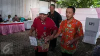 Petugas membantu penyandang disabilitas mencoblos saat Pilkada DKI 2017 di TPS 07 Kelurahan Cawang, Jakarta, Rabu (15/2). KPU menggelar pemilihan umum kepala daerah secara serentak di 101 daerah pemilihan. (Liputan6.com/Gempur M Surya)