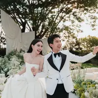 Di hari pernikahannya, Davika tampil memukau dalam balutan ballgown berwarna broken white yang menghadirkan kesan klasik dan romantis. Potongan gaun yang anggun dengan detail lembut membuatnya tampak bak putri dalam kisah dongeng. [@davikah].