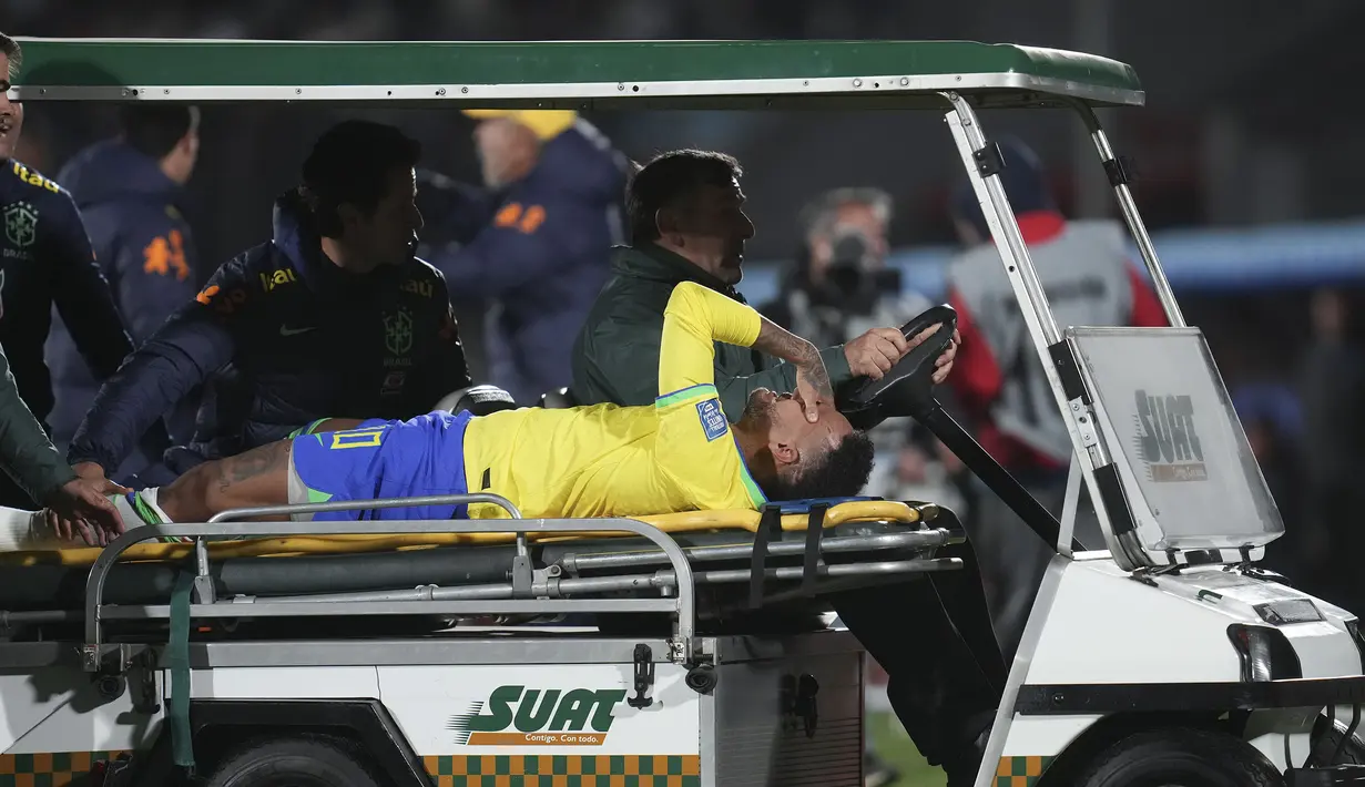 Striker Timnas Brasil, Neymar diangkut ke luar lapangan akibat mengalami cedera setelah dilanggar pemain Uruguay pada laga Kualifikasi Piala Dunia 2026 Zona Conmebol di Centenario Stadium, Montevideo, Uruguay, Rabu (18/10/2023) pagi WIB. (AP Photo/Matilde Campodonico)
