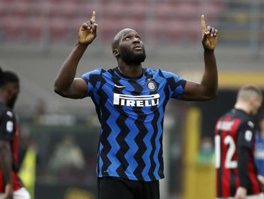Striker Inter Milan, Romelu Lukaku melakukan selebrasi kemenangan 3-0 atas AC Milan usai berakhirnya laga lanjutan Liga Italia 2020/21 pekan ke-23 di San Siro Stadium, Minggu (21/2/2021). (AP/Antonio Calanni)