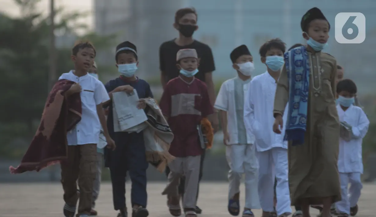 Anak-anak usai melaksanakan sholat Idul Fitri 1442 H di masjid Raya Al Arif, Jalan Stasiun Senen, Jakarta, Kamis (13/5/2021). Penerapan protokol kesehatan saat Sholat Idul Fitri yang ketat guna mencegah penyebaran Covid-19. (merdeka.com/Imam Buhori)