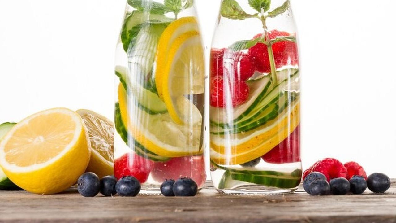 Selain itu, infused water juga dapat membantu mempermudah penyerapan nutrisi, memperbaiki mood, dan mencegah dehidrasi.