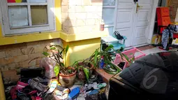 Kondisi rumah 2 lantai itu sangat memprihatinkan, berantakan dan banyak sampah, Jawa Barat, Jumat (15/5/2015). Sebelumnya, KPAI dan Polda Metro Jaya mengamankan orangtua yang diduga menelantarkan lima anaknya.  (Liputan6.com/Yoppy Renato)