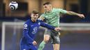 Striker Chelsea, Timo Werner, duel udara dengan pemain  Everton, Lucas Digne, pada laga Liga Inggris di Stadion Stamford Bridge, Senin (8/3/2021). Chelsea menang dengan skor 2-0. (Glyn Kirk/Pool via AP)