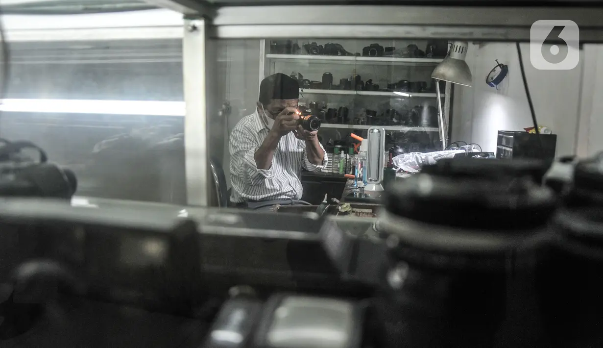 Pekerja menyelesaikan servis kamera di salah satu toko Metro Atom Plaza, Pasar Baru, Jakarta, Senin (15/11/2021). Pandemi Covid-19 yang melanda Ibu Kota hampir 2 tahun ini menyebabkan omzet toko dan jasa servis kamera di Pasar Baru anjlok hingga 70 persen.  (merdeka.com/Iqbal S Nugroho)