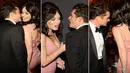 Pasangan selebriti Hollywood yang tengah dimabuk cinta, siapa lagi kalau bukan Orlando Bloom dan Katy Perry. Kedua pasangan ini menghebohkan publik dengan foto-foto bugil dan kemesraannya didepan umum. (Dailymail)