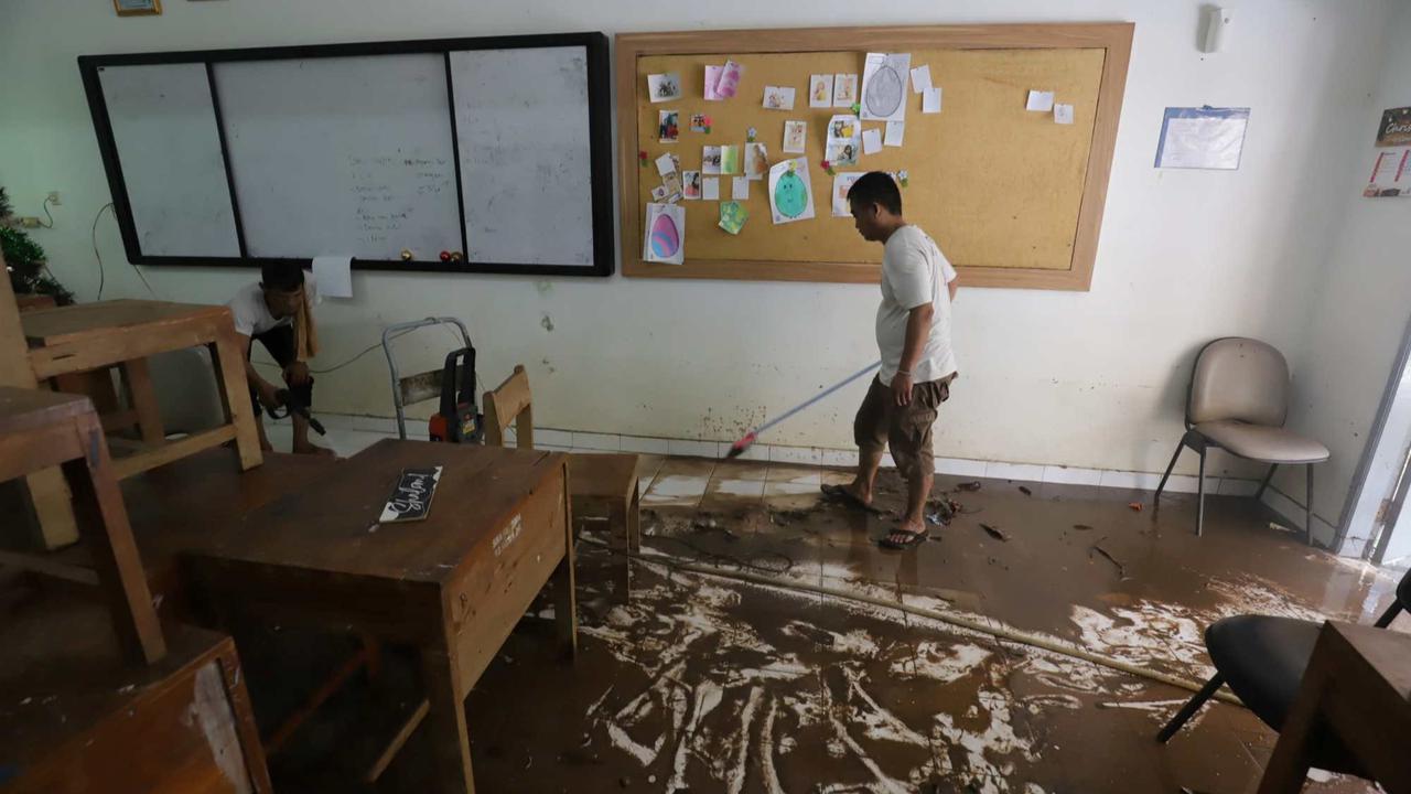 Banjir di SMAN 60 Jakarta mulai surut