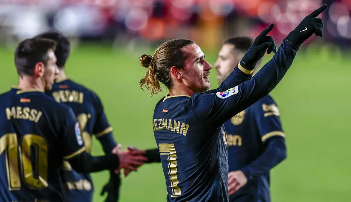Penyerang Barcelona, Antoine Griezmann, melakukan selebrasi usai mencetak gol ke gawang Granada pada laga Liga Spanyol di Stadion Los Carmenes, Sabtu (9/1/2021). Bracelona menang dengan skor 4-0. (AP/Jose Breton)