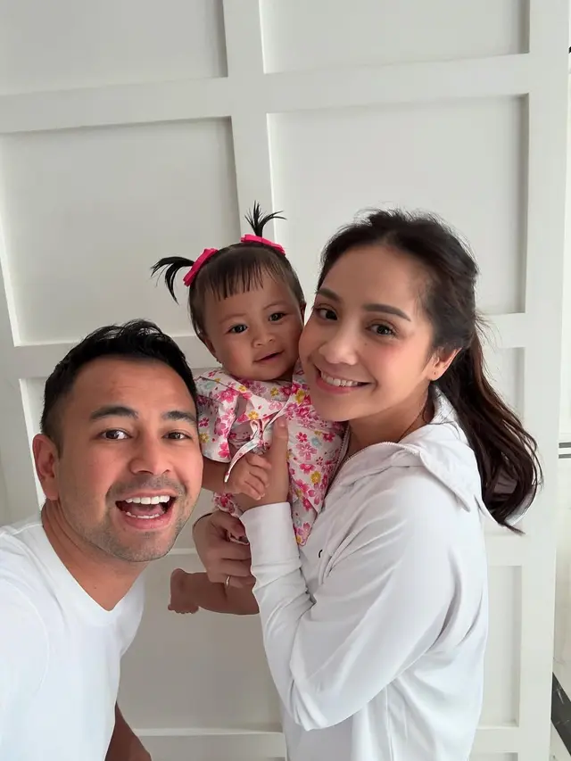 Potret Menggemaskan Baby Lily dengan Raffi Ahmad dan Nagita Slavina, Fotogenik Abis (credit: instagram/raffinagita1717)