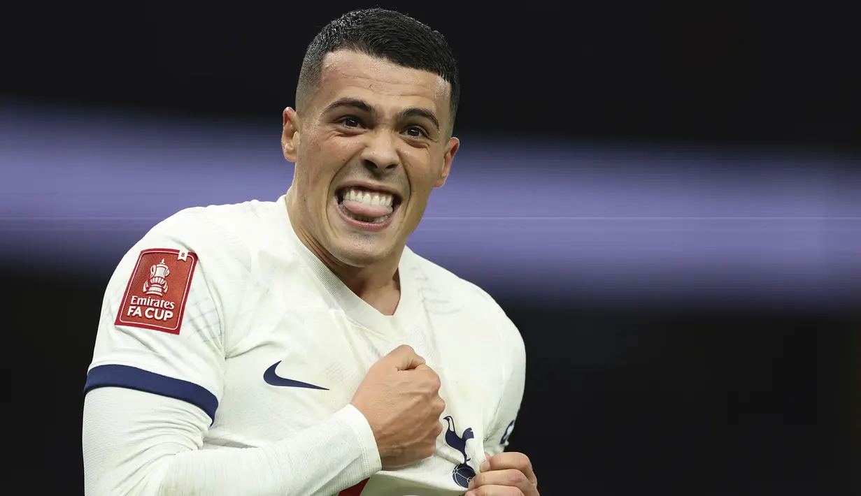 Selebrasi bek Tottenham Hotspur, Pedro Porro setelah mencetak gol ke gawang Burnley pada laga putaran ketiga Piala FA 2023/2024 di Tottenham Hotspur Stadium, London, Sabtu (6/1/2024) dini hari WIB. (AP Photo/Ian Walton)