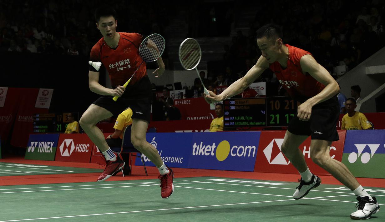 Ganda Putra China, Xuan Yi Ou/Zhang Nan, berusaha mengembalikan kok saat melawan ganda Indonesia, Fajar Alfian/Muhammad Rian, pada laga Indonesia Masters 2020 di Istora, Jakarta, Kamis (16/1). Fajar/Rian unggul 21-10, 12-21 dan 21-19. (Bola.com/Yoppy Renato)