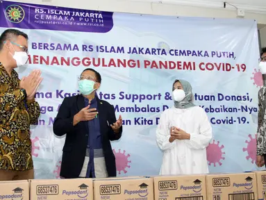 Dirut RS Islam Jakarta Cempaka Putih, Jack Pradono Handojo, Bendahara PERSI Sumaryono Rahardjo, Perwakilan Unilever Indonesia Foundation Ratu Mirah Afifah dan Brand Manager Pepsodent Ario Gautama saat penyerahan secara simbolis Pepsodent Active Defense Senin (05/07/2021). (Liputan6.com/HO/Pepsodent)