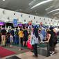 Calon penumpang pesawat antre di Bandara Kualanamu, Deli Serdang, Sumut
