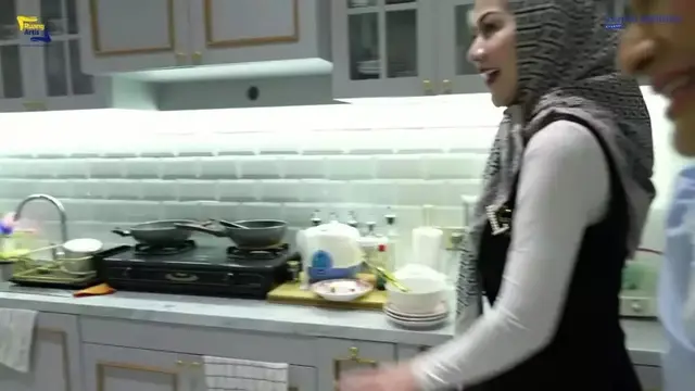 7 Potret Dapur Rumah Putri Zulkifli Hasan, Mewah dengan Aksen Krem dan Emas