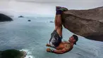 Seorang pria brasil bernama Luis Fernando Candela bergantung pada ujung tebing tinggi setinggi 10.000 kaki tanpa menggunakan alat keamanan apapun. Candela merupakan seseorang yang fanatik akan kebugaran tubuh. (Dailymail.co.uk)