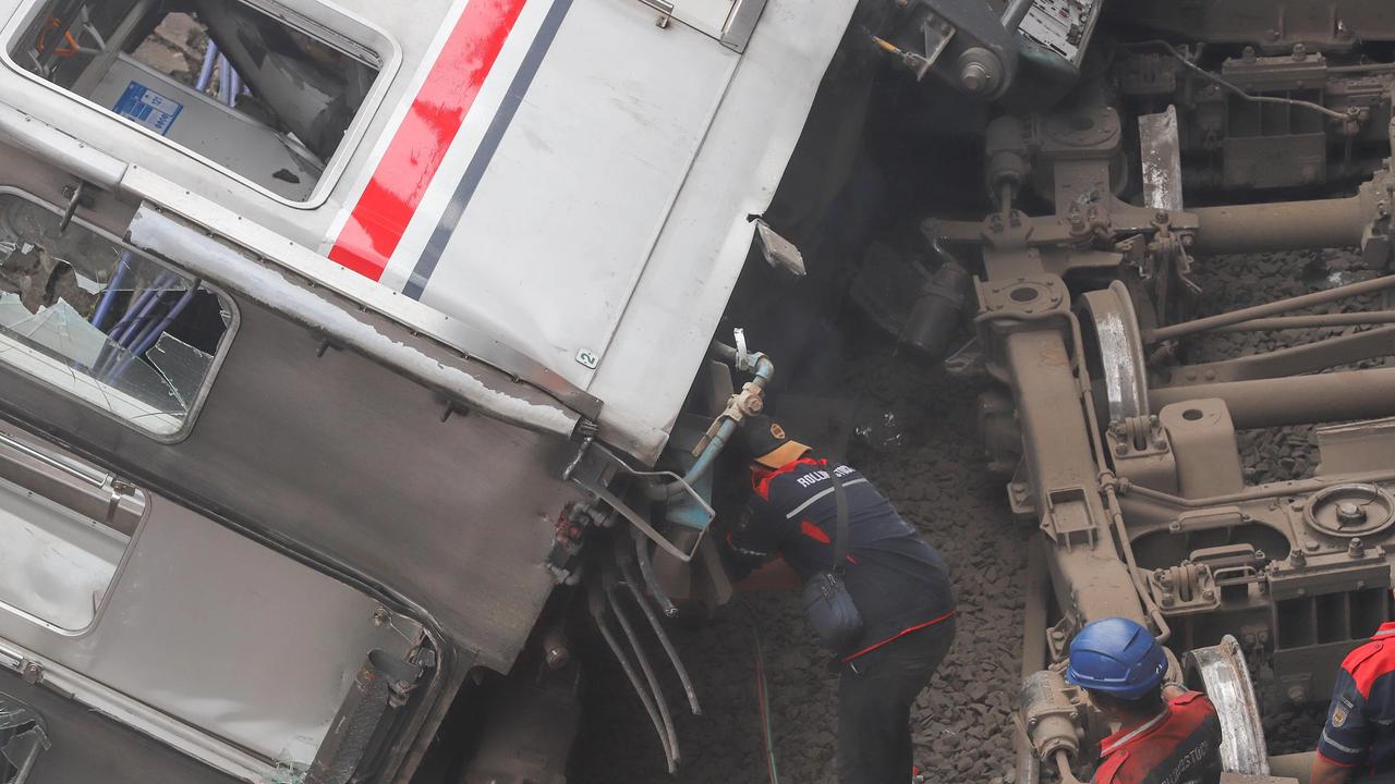 FOTO: Evakuasi Gerbong KRL Commuterline di Stasiun Bekasi Timur
