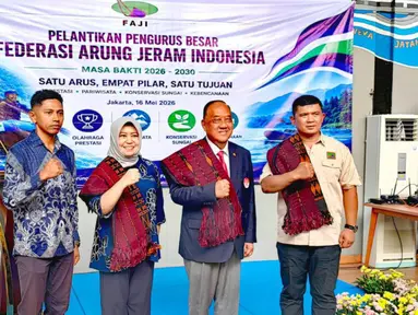 Ketua Umum Komite Olahraga Nasional Indonesia (KONI) Pusat, Marciano Norman, resmi melantik Oni Junianto sebagai Ketua Umum Pengurus Besar Federasi Arung Jeram Indonesia (PB FAJI) periode 2026-2030. (Dok PB.FAJI)