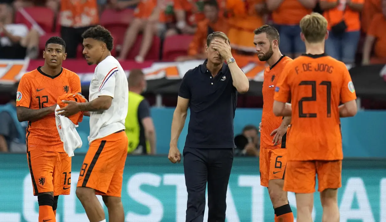 Pelatih Timnas Belanda, Frank de Boer memegang kepalanya setelah babak 16 besar Euro 2020 antara Belanda dan Republik Ceko di Puskas Arena, Minggu (27/6/2021). Belanda yang bermain dengan 10 pemain setelah turun minum secara mengejutkan disingkirkan Ceko usai kalah 0-2. (AP Photo/Darko Bandic, Pool)