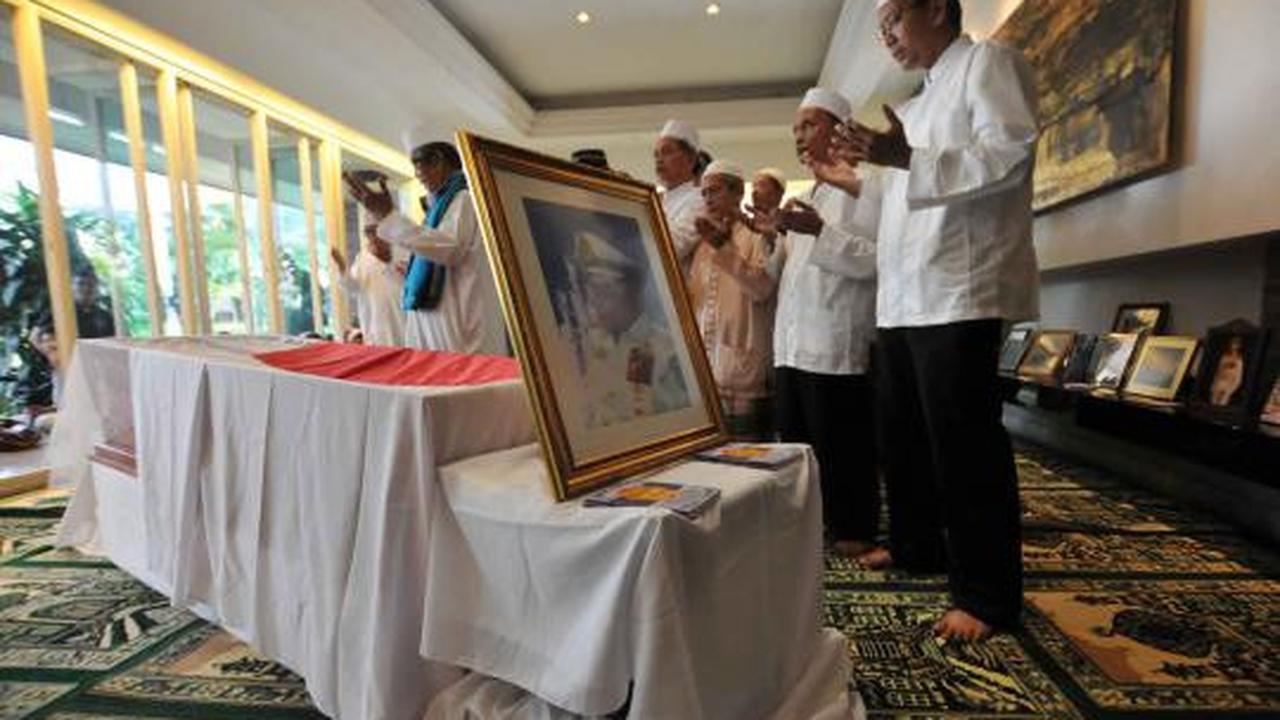 Suasana duka di kediaman Sudomo
