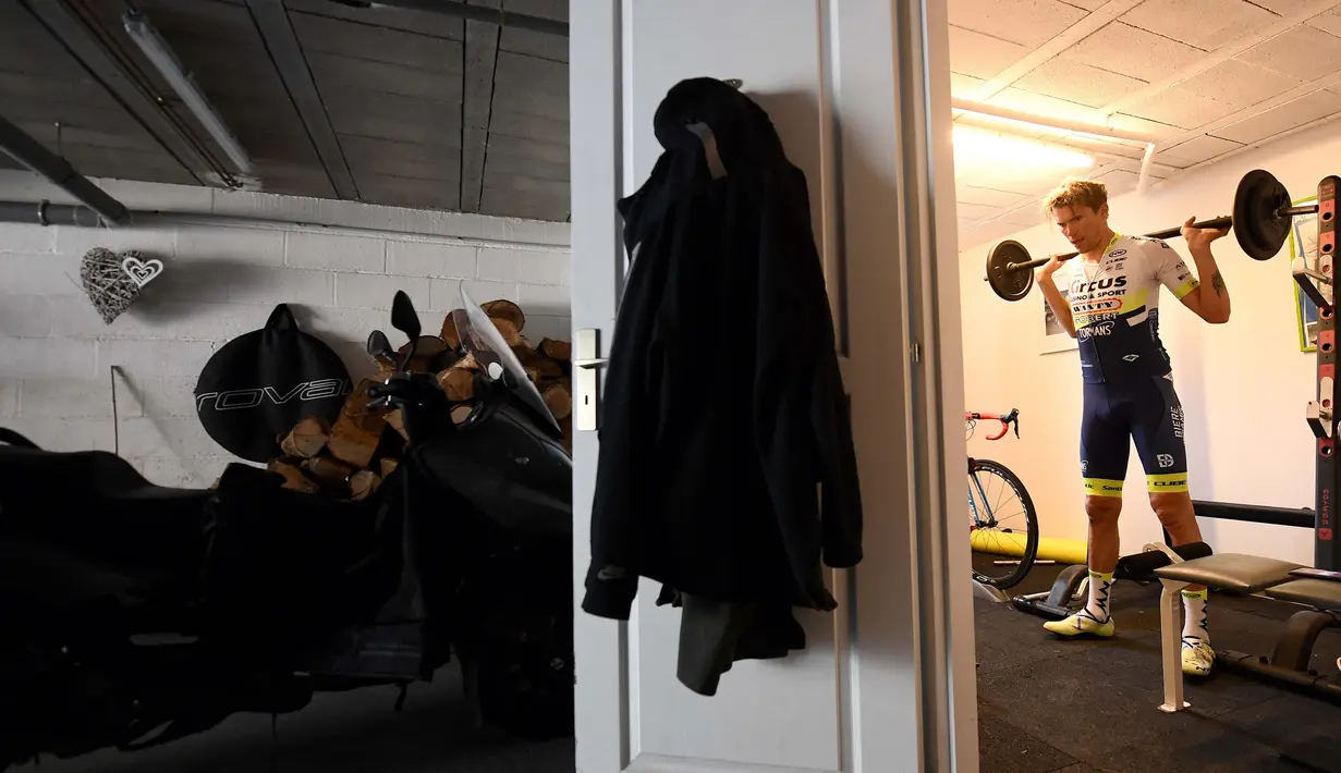 Yoann Offredo dari Wanty-Gobert Cycling Team berlatih di garasi rumahnya di Monthlery, selatan Paris, 3 April 2020. Pengendara sepeda profesional ini tetap berlatih selama karantina wilayah atau lockdown untuk mencegah penyebaran virus corona COVID-19 di Prancis. (Photo by FRANCK FIFE/AFP)