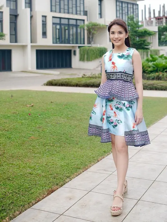 Dress dengan model peplum seperti ini membuat tubuh mungil Chelsea makin terlihat berisi. Paduan warna biru muda dan motif bunga-bunga ini membuatnya tampak semakin fresh. (Instagram/chelseaolivia)
