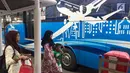 Sebuah armada bus JA Connexion tujuan Bandara Soekarno-Hatta di Tangerang menunggu penumpang di Pondok Indah Mall, Jakarta Selatan, Jumat (29/12). Satu bulan pertama operasi dikenakan tarif promosi Rp25.000 per orang. (Liputan6.com/Immanuel Antonius)