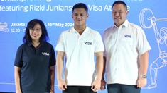 Lifter Indonesia, Rizki Juniansyah terpilih menjadi bagian Tim Visa untuk Olimpiade Paris 2024. Kepastian bergabungnya lifter asal Serang berusia 20 tahun tersebut diumumkan dalam konferensi pers yang digelar di The Residence OnFive, Grand Hyatt, Jakarta, Kamis (16/5/2024). Dalam Olimpiade dan Paralimpiade Paris 2024, Visa sebagai mitra pembayaran global di seluruh dunia mendukung total 117 atlet dari 60 negara dan 40 cabang olahraga, salah satunya Rizki Juniansyah. (Bola.com/Syahkist Afi)