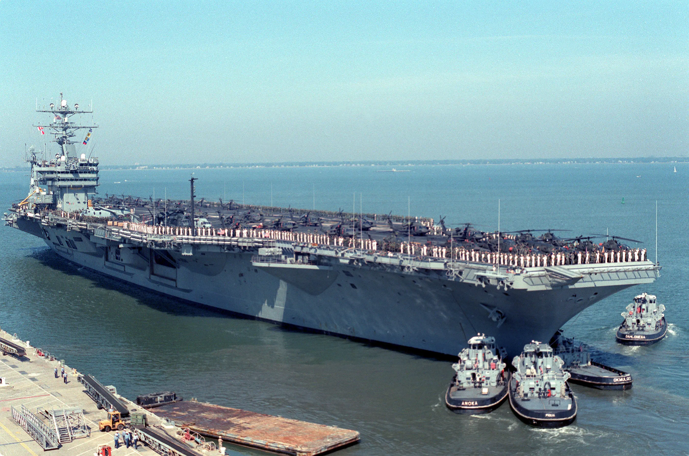 Kapal induk Amerika Serikat, USS Eisenhower, jelang persiapan invasi AS ke Haiti, 1994 (Wikimedia Commons)