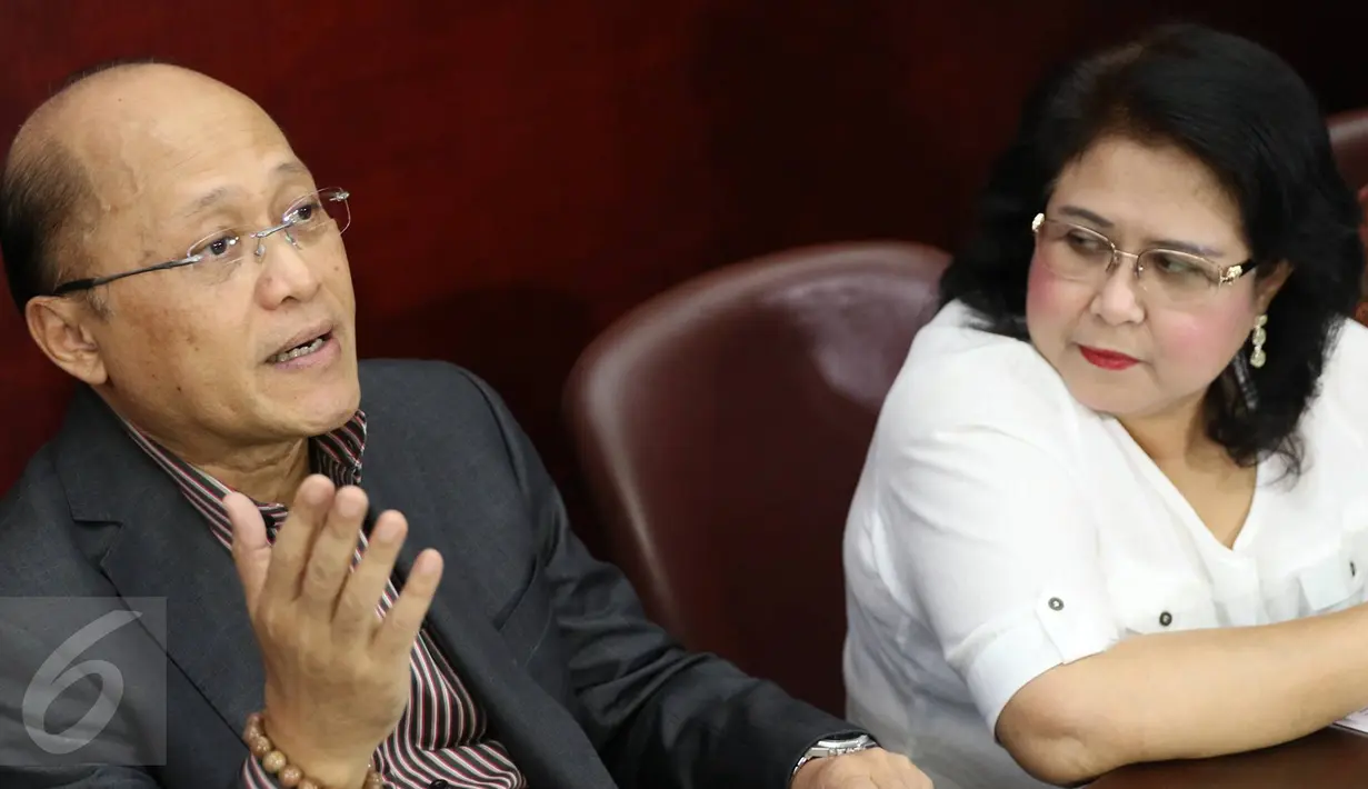 Motivator Mario Teguh (kiri) bersama kuasa hukumnya Elza Syarief tersenyum usai memberikan keterangan terkait perseteruan dengan Ario Kiswinar Teguh di Jakarta, Senin (10/10). (Liputan6.com/Immanuel Antonius)