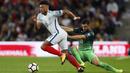 Gelandang Inggris, Alex Oxlade-Chamberlain, berebut bola dengan bek Slovenia,  Bojan Jokic, pada laga Kualifikasi Piala Dunia 2018 di Stadion Wembley, Kamis (5/10/2017). Inggris menang 1-0 atas Slovenia. (AP/Kirsty Wigglesworth)