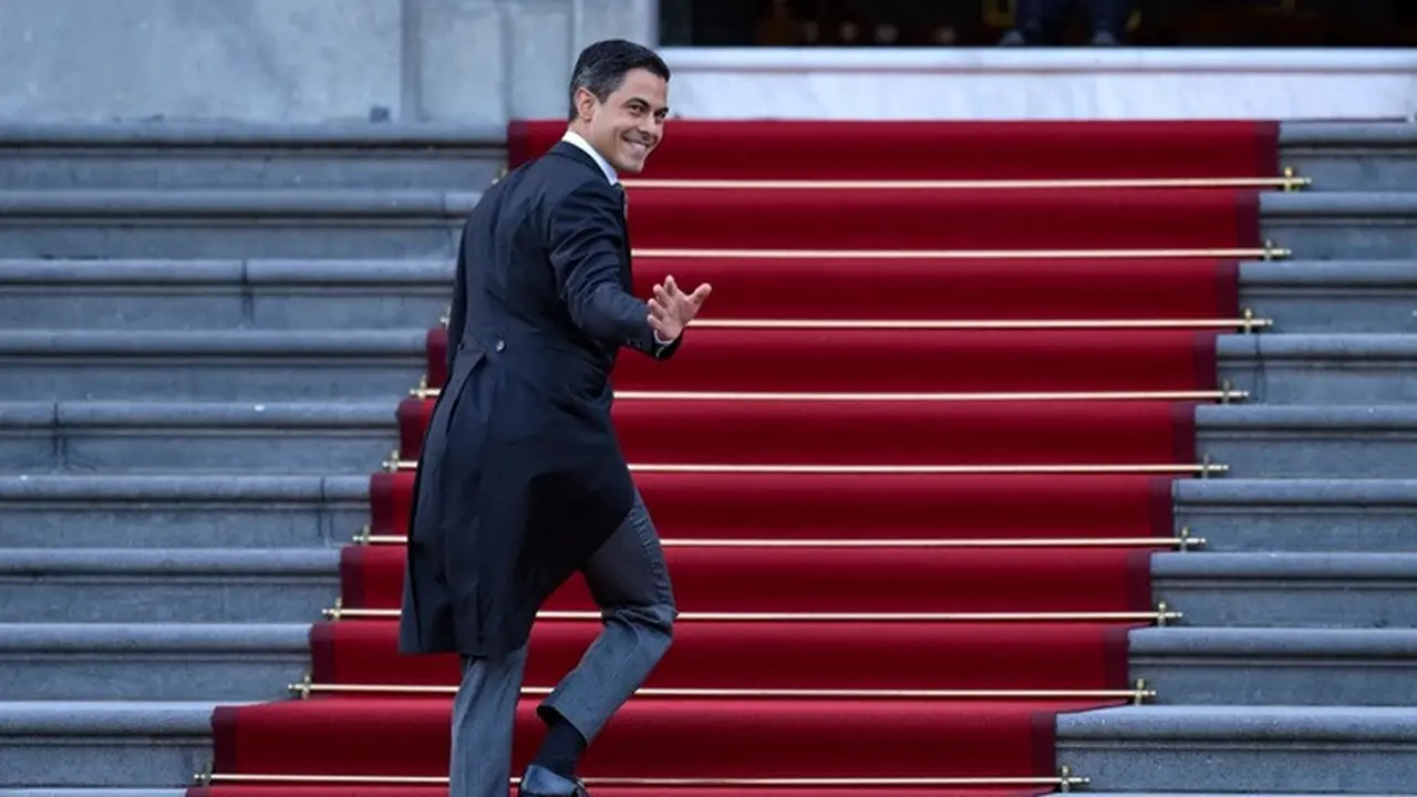 Rob Jetten, pemimpin partai Demokrat 66 (D66), tiba di Istana Kerajaan Huis ten Bosch, Den Haag, Belanda, Senin (23/2/2026), untuk dilantik sebagai perdana menteri oleh Raja Willem-Alexander.