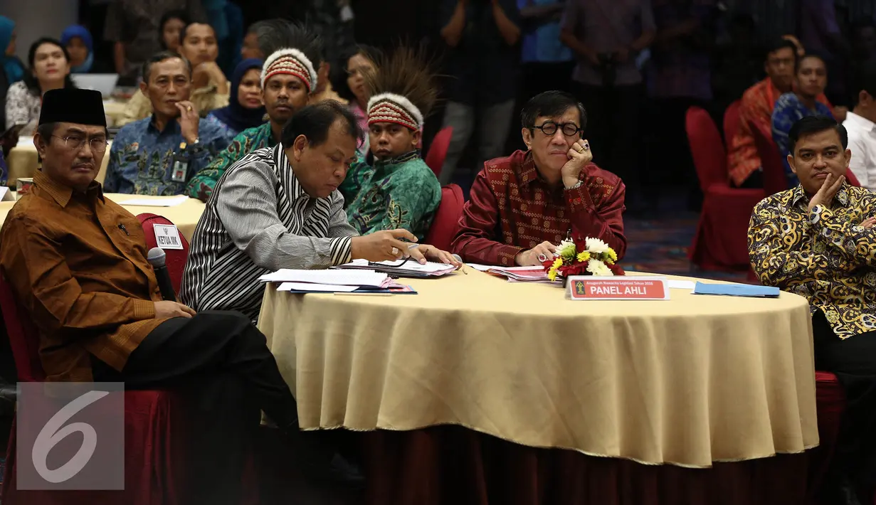 Tim panel ahli menyimak jawaban dari peserta finalis  dalam penutupan raker peraturan perundangan-undangan serta pemberian Anugerah Nawacita Legislasi 2016 di Jakarta, Jumat (24/6). (Liputan6.com/Faizal Fanani)