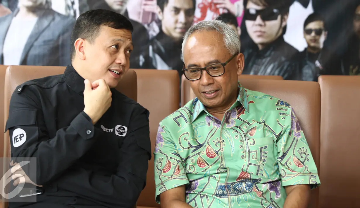 Director Of Creative & Content Development IEP, Uncu Putra berbincang dengan C. Paul Tehusijarana saat jumpa pers di Ancol, Jakarta, Selasa (27/12). Untuk menghibur malam pergantian tahun, SCTV menggelar konser musik. (Liputan6.com/Herman Zakharia)